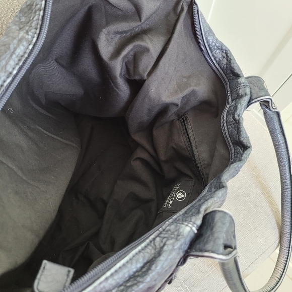 Volcom shoulder bag/ Sz 12x17x5 - Picture 3 of 9